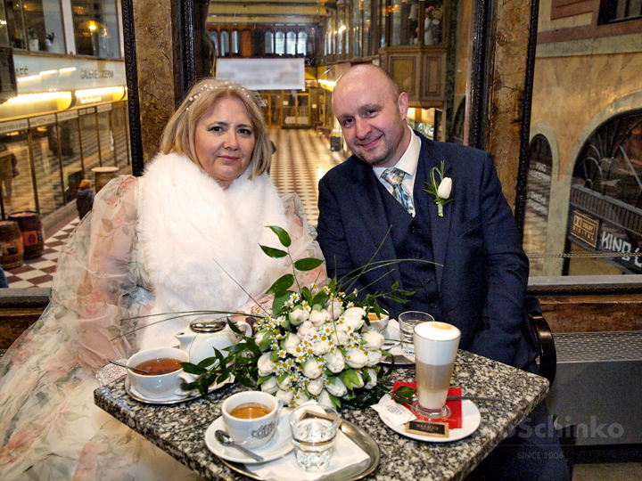 22 | Svatba Bára & Zdeněk | Pasáž Lucerna | Praha | FotoSchinko