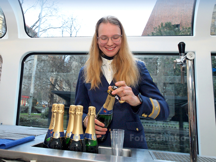 26 | Svatba Bára & Zdeněk | Vyhlídková tramvaj T3 Coupé | Praha | FotoSchinko