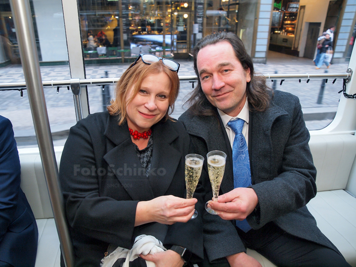 27 | Svatba Bára & Zdeněk | Vyhlídková tramvaj T3 Coupé | Praha | FotoSchinko