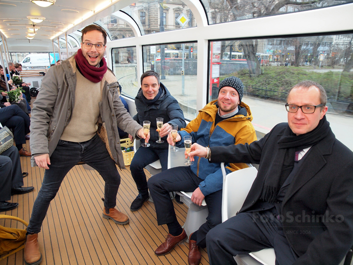 28 | Svatba Bára & Zdeněk | Vyhlídková tramvaj T3 Coupé | Praha | FotoSchinko